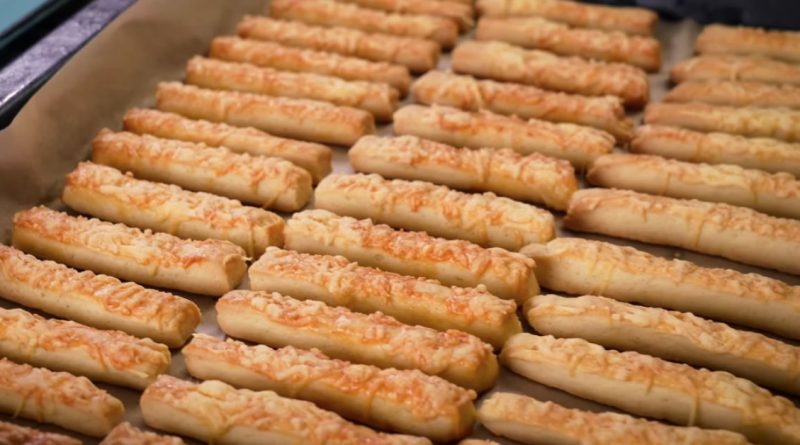 Finom omlós sajtos rúd recept, nálunk ettől nagyobb sláger nincs